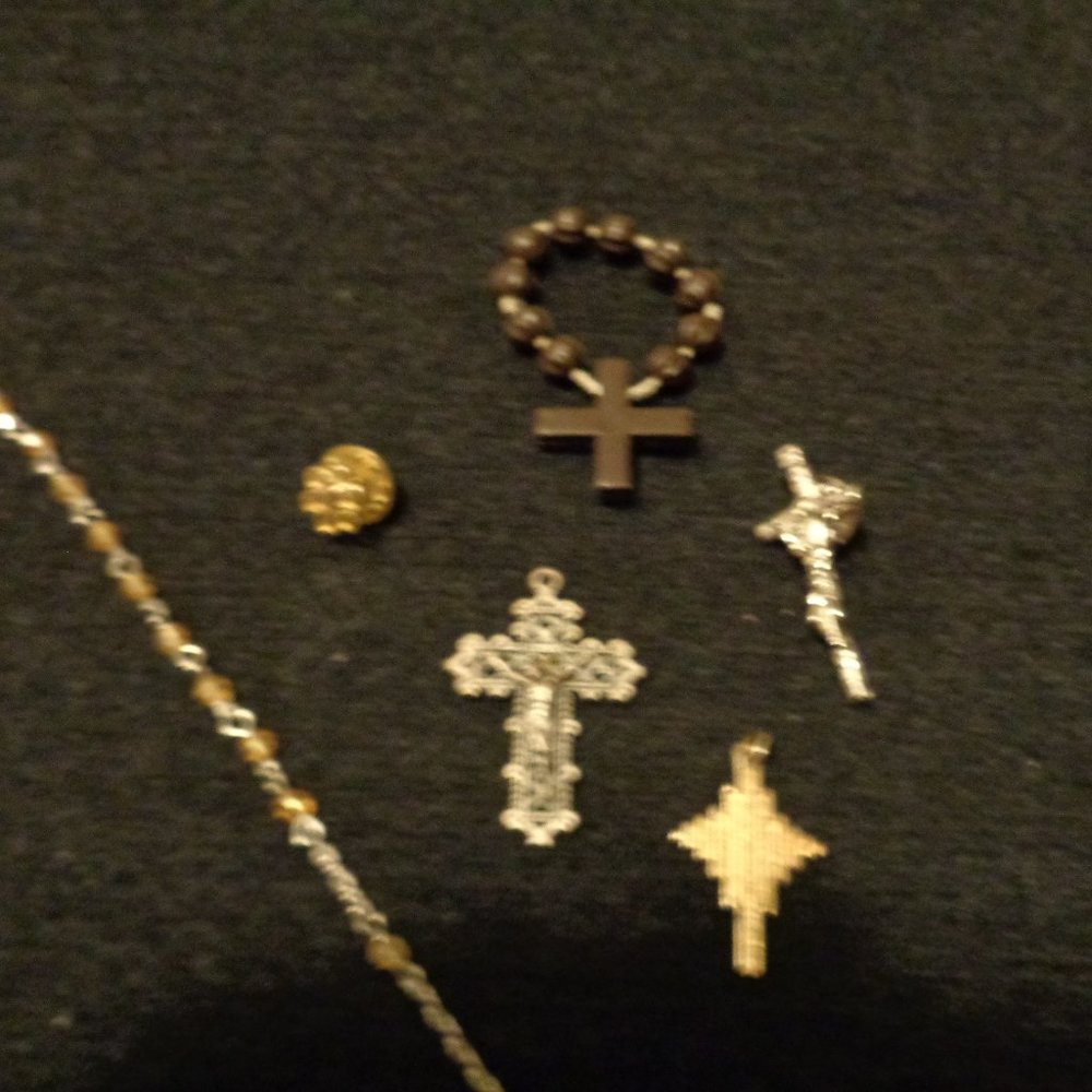 VINTAGE RELIGIOUS JEWELRY LOT BUNDLE 6 ITEMS - Picture 4 of 5